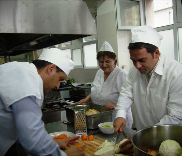 Primarul Târgoviştei a ajutat la pregătirea mâncării la cantina de ajutor social din municipiu