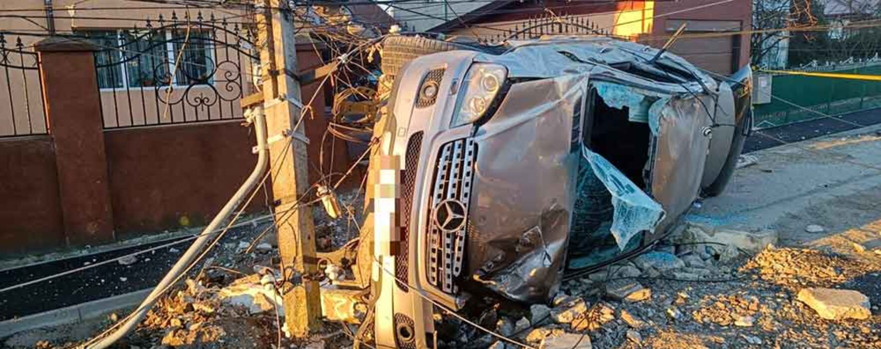 Dâmboviţa: Autoturism răsturnat în Comişani, două persoane rănite