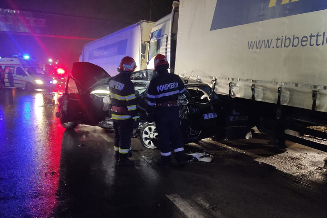 Dâmboviţa: Doi morţi şi un rănit într-un accident pe DN 71, între un autoturism şi un TIR