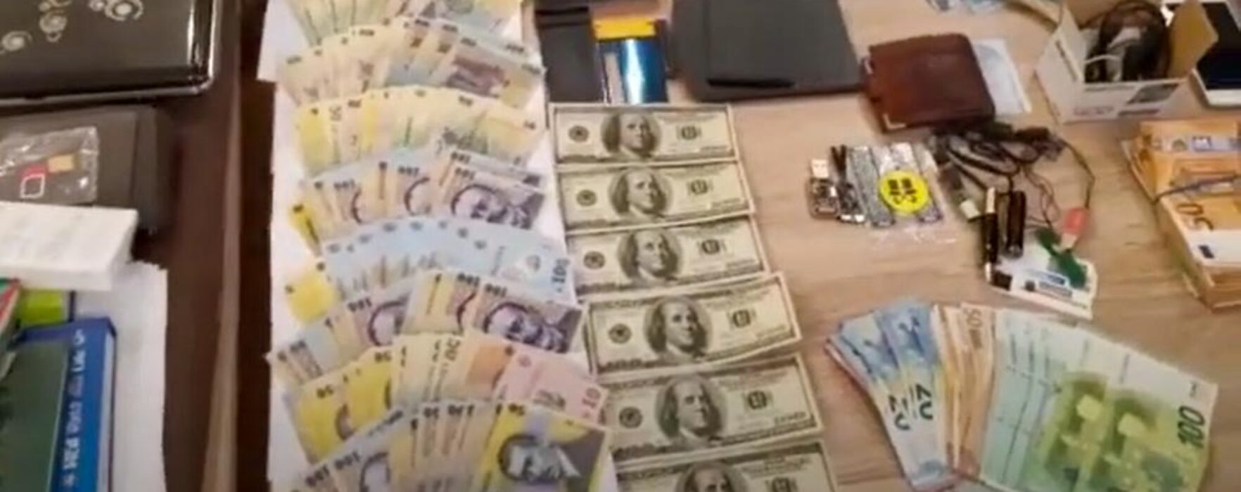 IPJ Dâmboviţa: Percheziţii la persoane suspectate că au pus în circulaţie bani falşi (video)