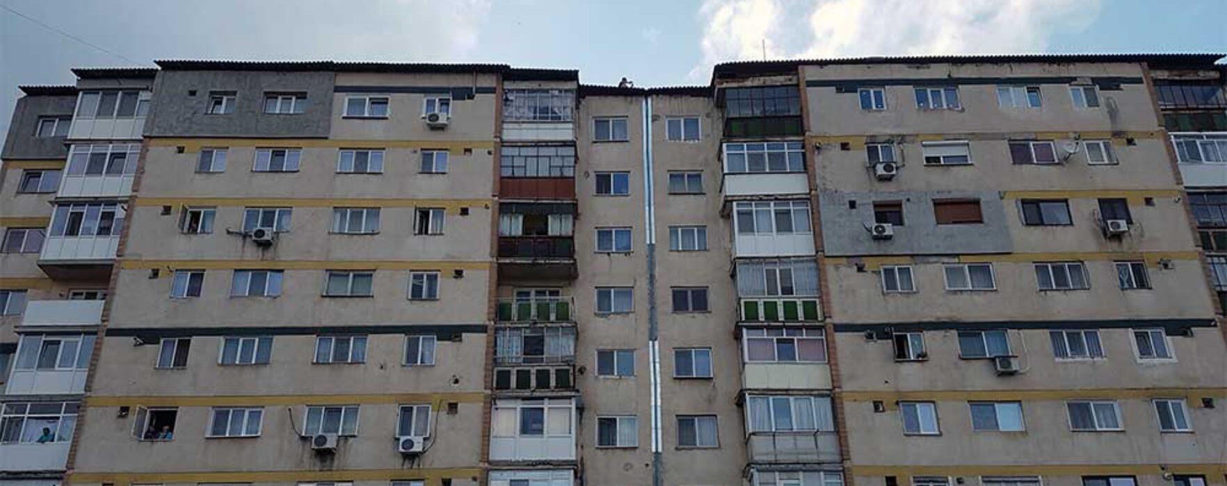 Târgovişte: Un bărbat ameninţă că se aruncă de pe un bloc cu 10 etaje