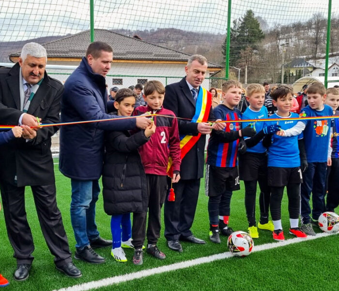 Dâmboviţa: Teren de sport inaugurat la şcoala din Moroeni
