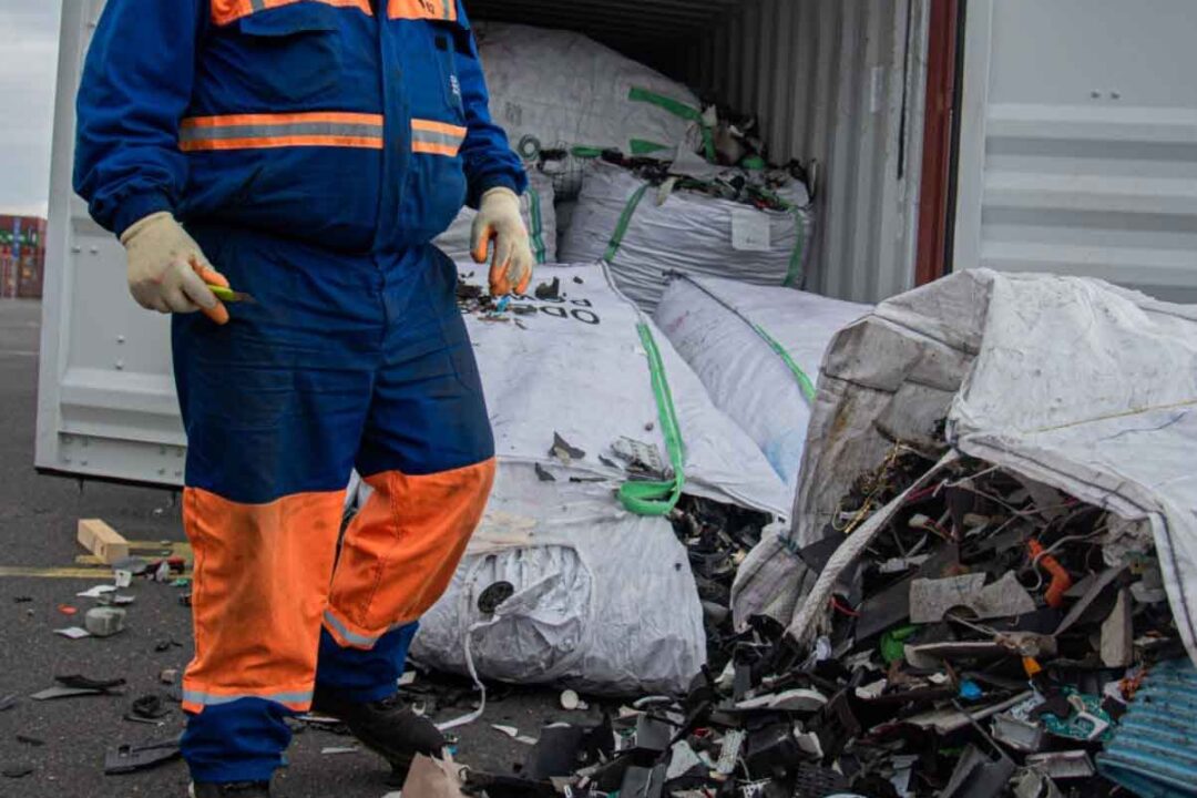 Dâmboviţa: Firmă din Priboiu a importat ilegal deşeuri periculoase