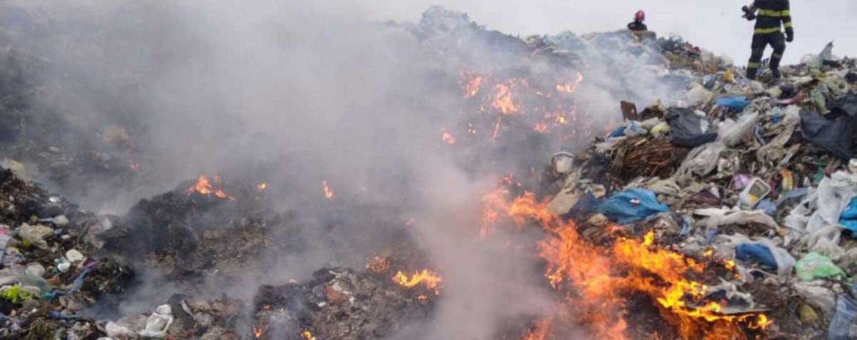 Dâmboviţa: Alt incendiu la groapa de gunoi din Titu, ard trei tone de deşeuri
