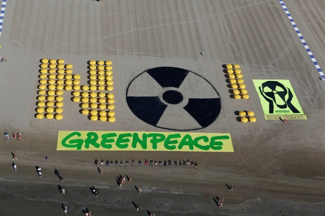 Greenpeace protestează împotriva centralelor nucleare, la Doiceşti va fi construită una experimentală