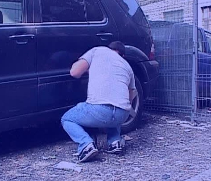 Prins în timp ce fura carburant din maşini parcate în Târgovişte