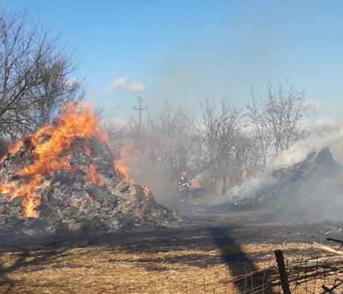 Dâmboviţa: Incendiu la groapa de gunoi a oraşului Titu