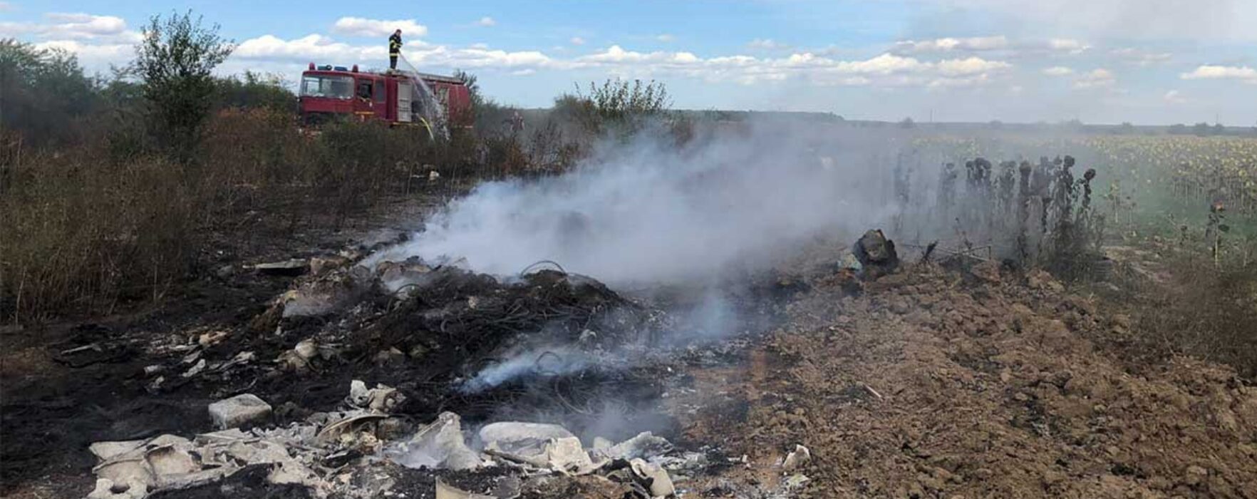 Dâmboviţa: Incendiu vegetaţie uscată şi gunoi menajer în Ioneşti