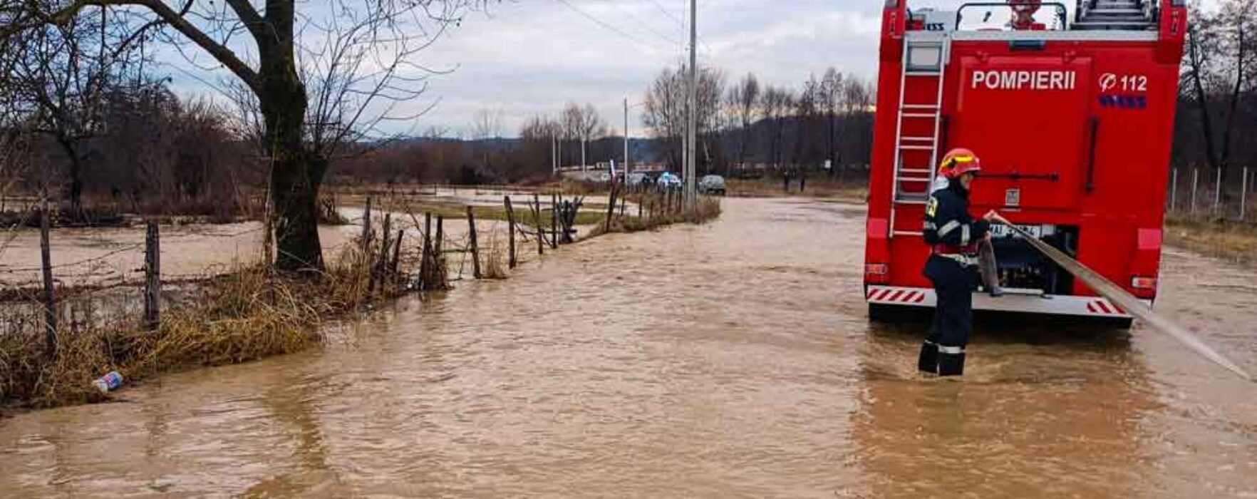 Dâmboviţa: Râul Dâmboviţa a ieşit din matcă şi a inundat un teren de sport, grădini şi un drum judeţean