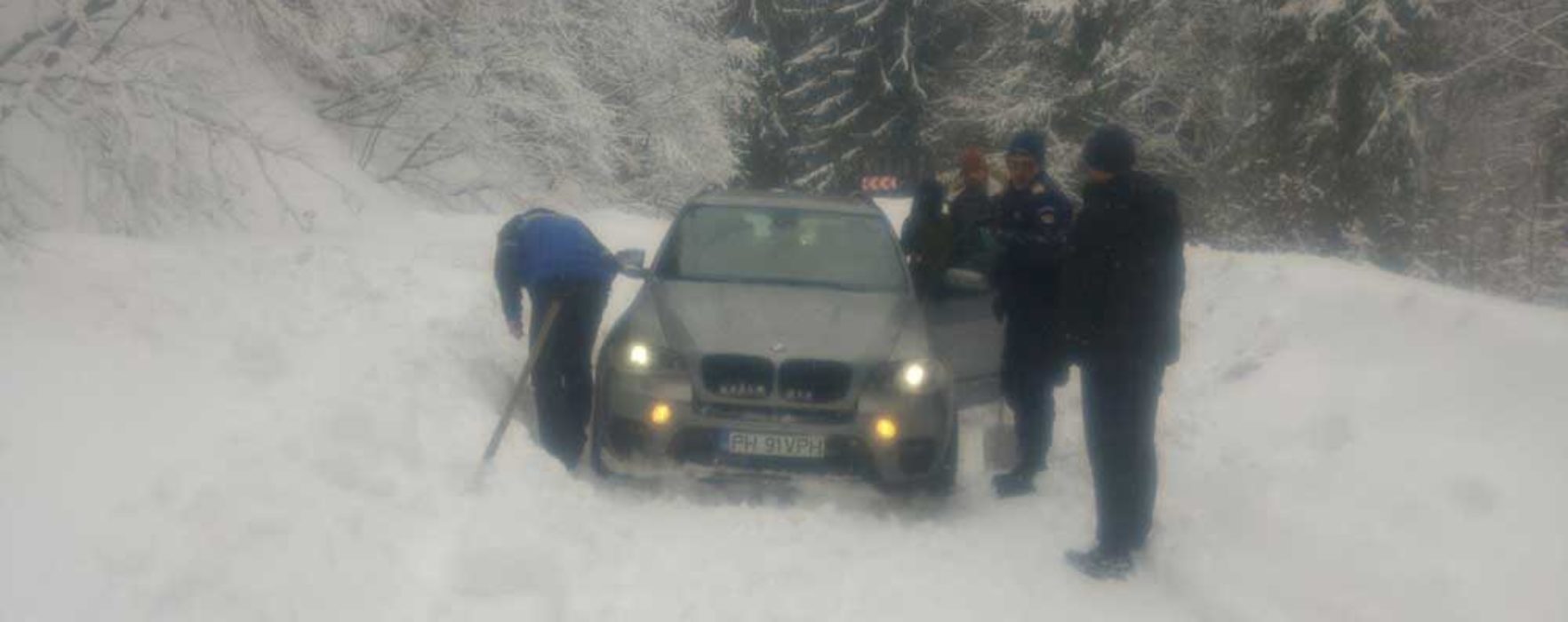 Dâmboviţa: Turişti rămaşi înzăpeziţi cu maşina în zona Padina-Peştera, ajutaţi de jandarmii montani