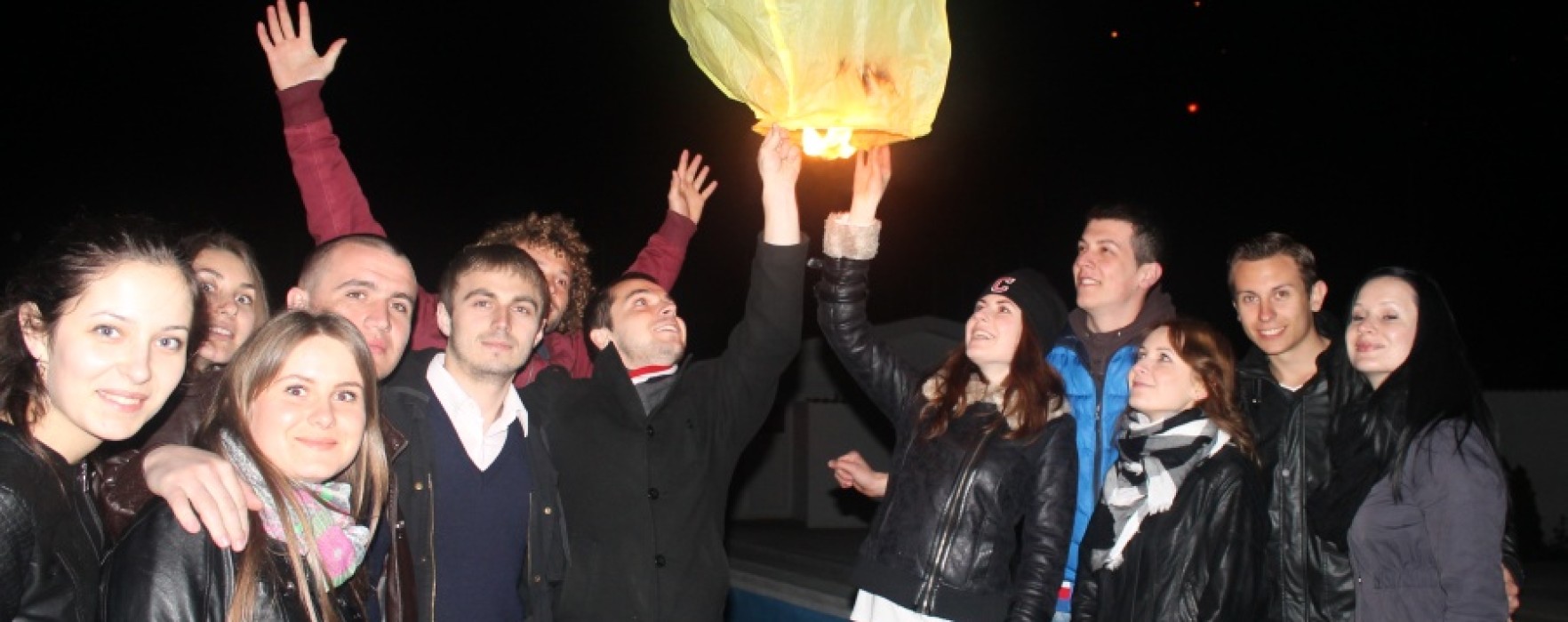 Liberalii dâmboviţeni au lansat lampioane pentru a marca 96 de ani de la unirea Basarabiei cu România