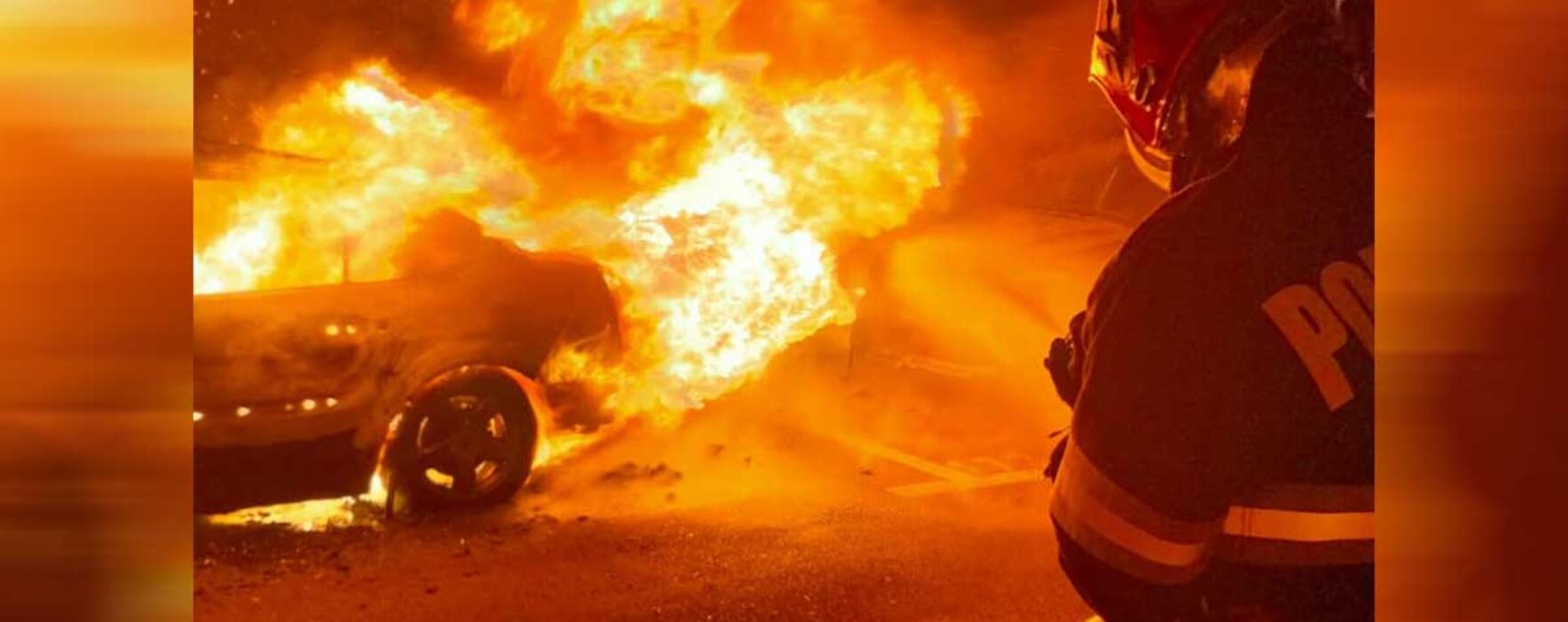 Târgovişte: Un autoturism parcat a luat foc, au fost afectate alte două şi două balcoane