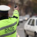 Dâmboviţa: Şofer cu permisul anulat nu a oprit la semnalul poliţiştilor şi s-a ascuns într-o curte