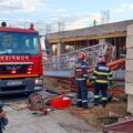 Dâmboviţa: Intervenţie a pompierilor pentru a scoate un bărbat prins sub o macara