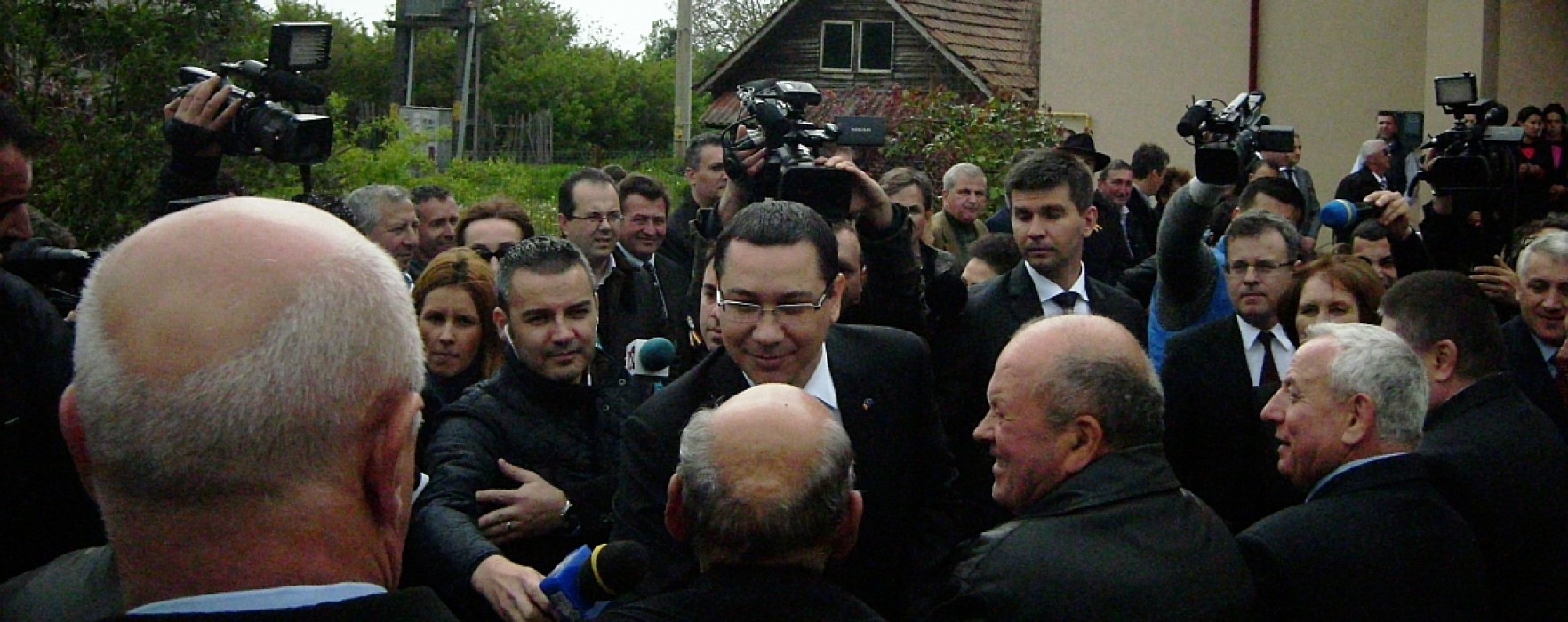 Victor Ponta, baie de mulţime la Nucet