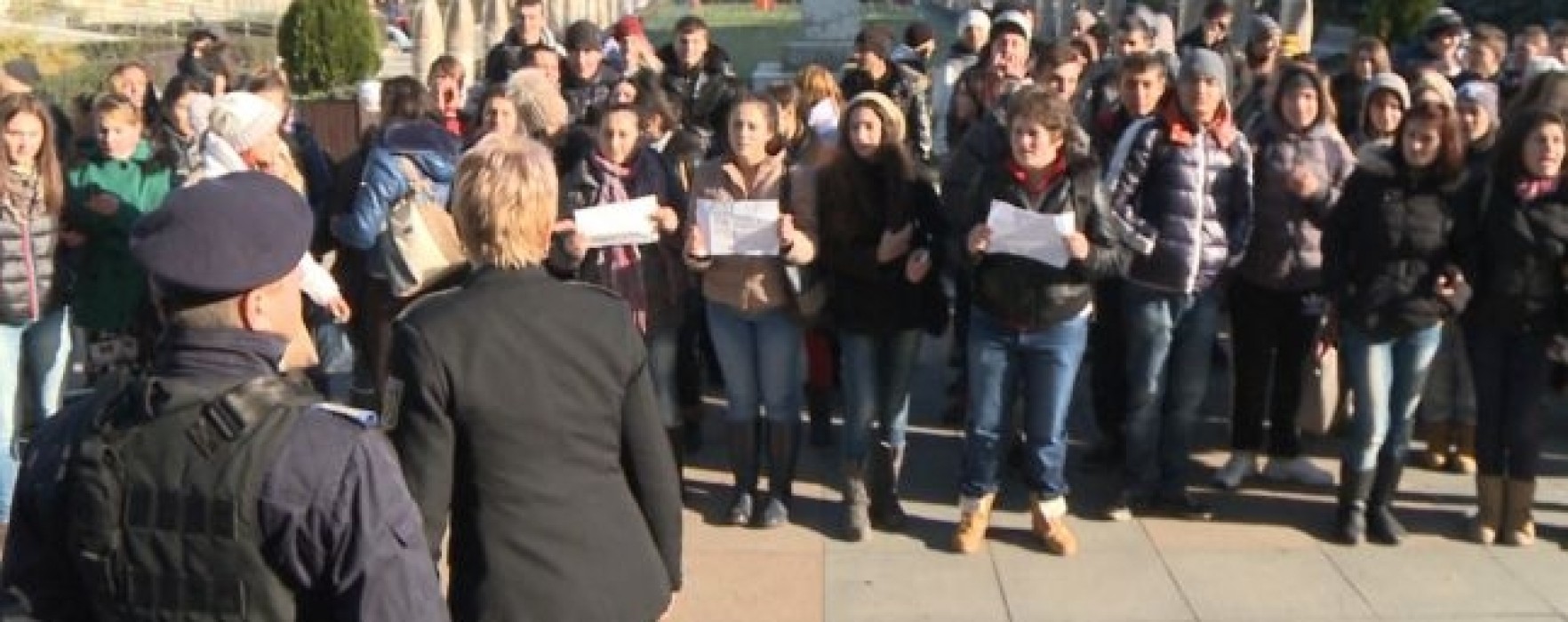 Protest spontan al elevilor de la Liceul Ion Heliade Rădulescu din Târgovişte, din cauza frigului din clase