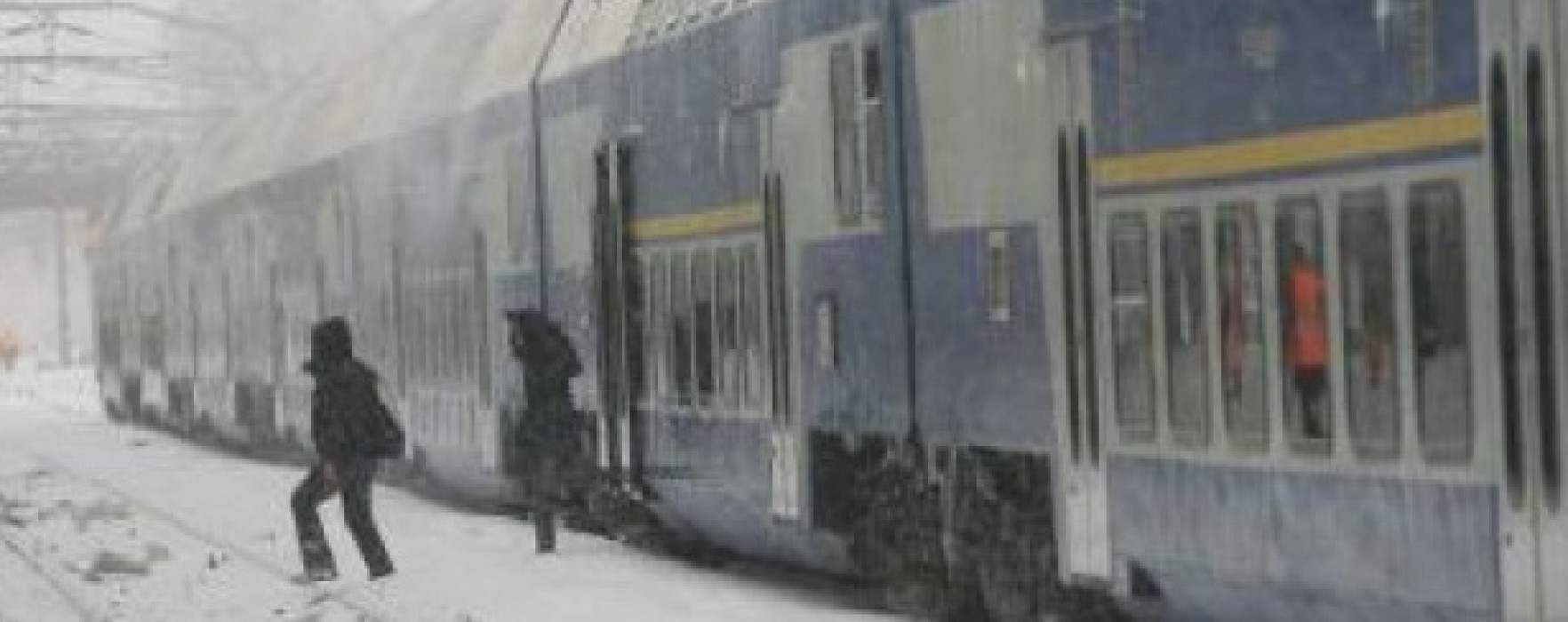 Pasagerii din trenul blocat la Nucet vor fi preluaţi de autobuze